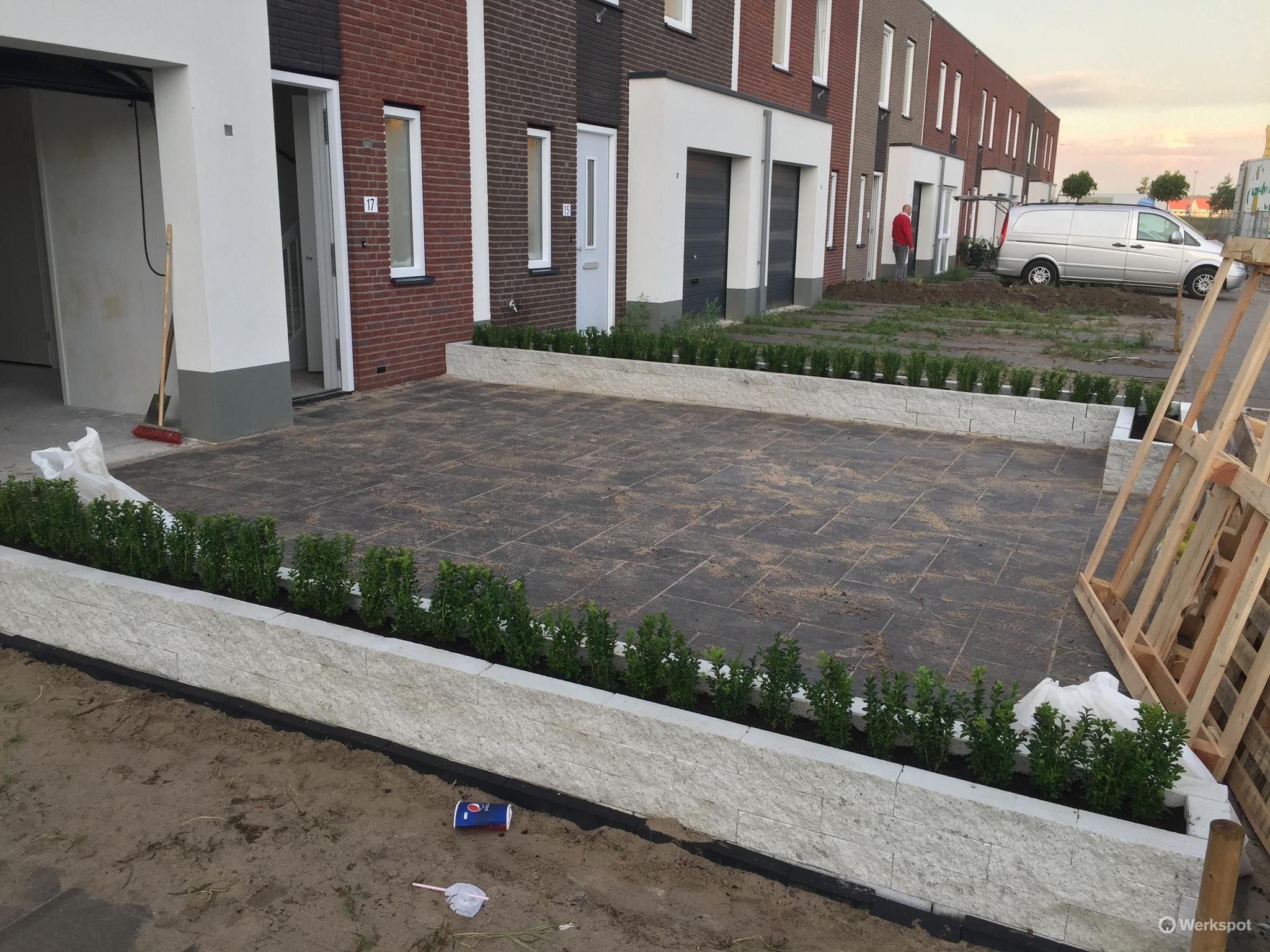 Tuin afgraven, zand storten en betontegels plaatsen Werkspot