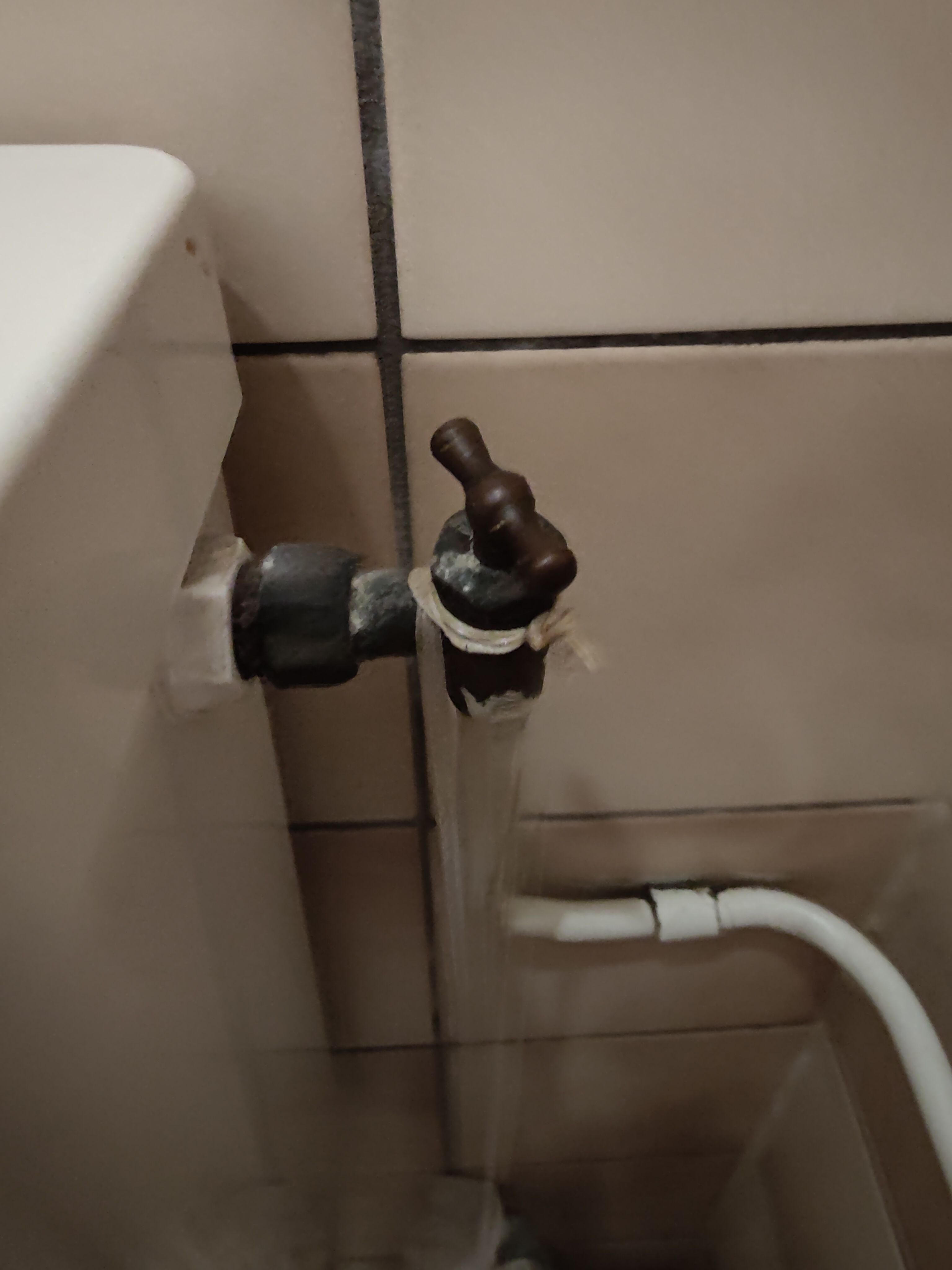 zadel Hoop van Eigendom Toilet repareren: stortbak lekt, toiletpot zit los, kraantje defect -  Werkspot