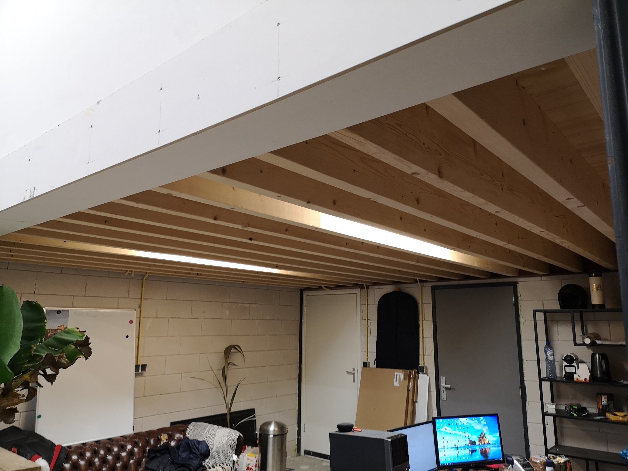 +20m2 plafond isoleren + gipsen + lamp aansluiten Werkspot